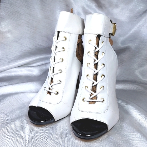 Guess white leather open toe lace shoes. 8.5 - Picture 9 of 14